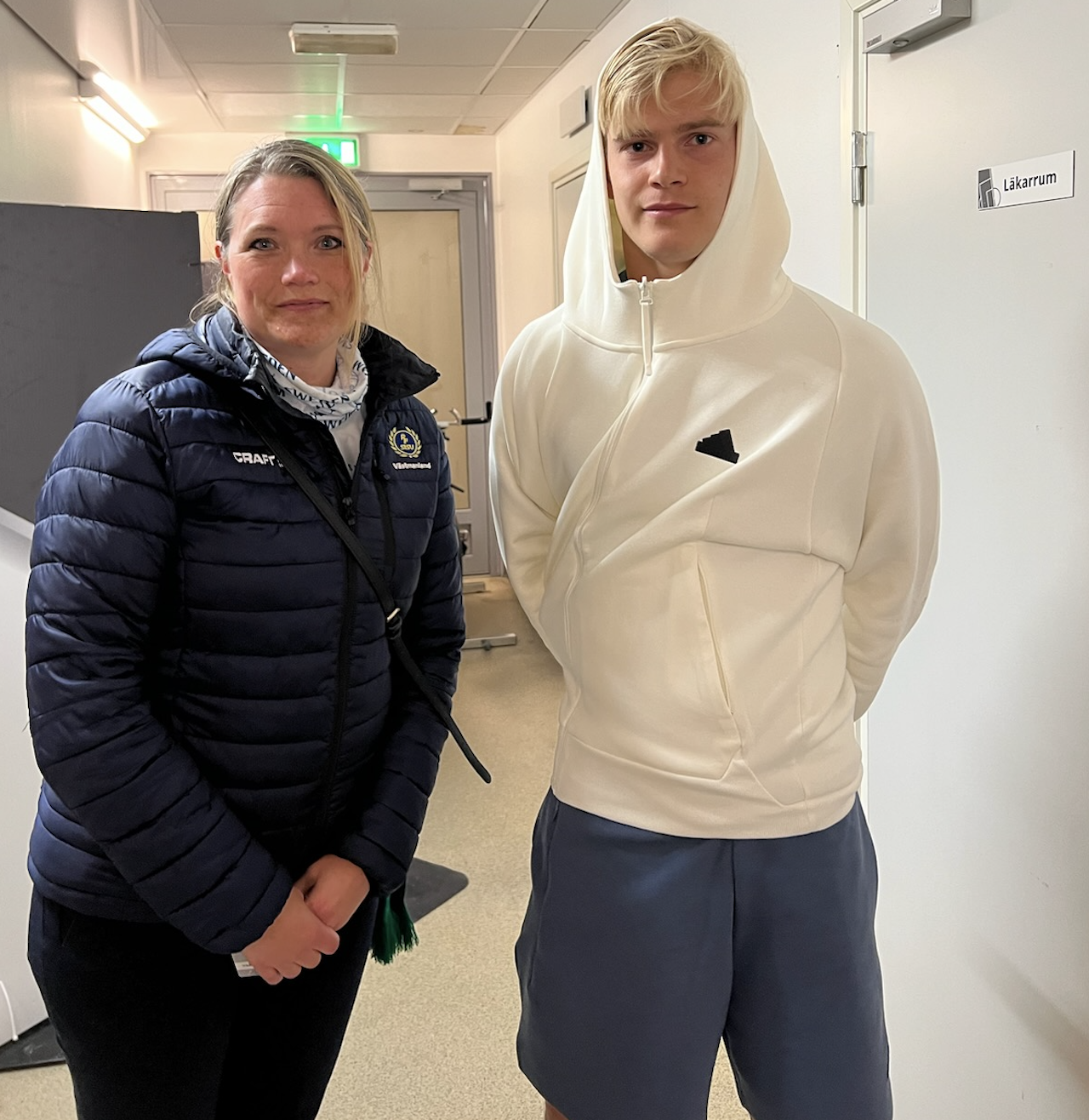 Supporterklubbstyrelsens Jenny Boström med Lucas Bergvall 